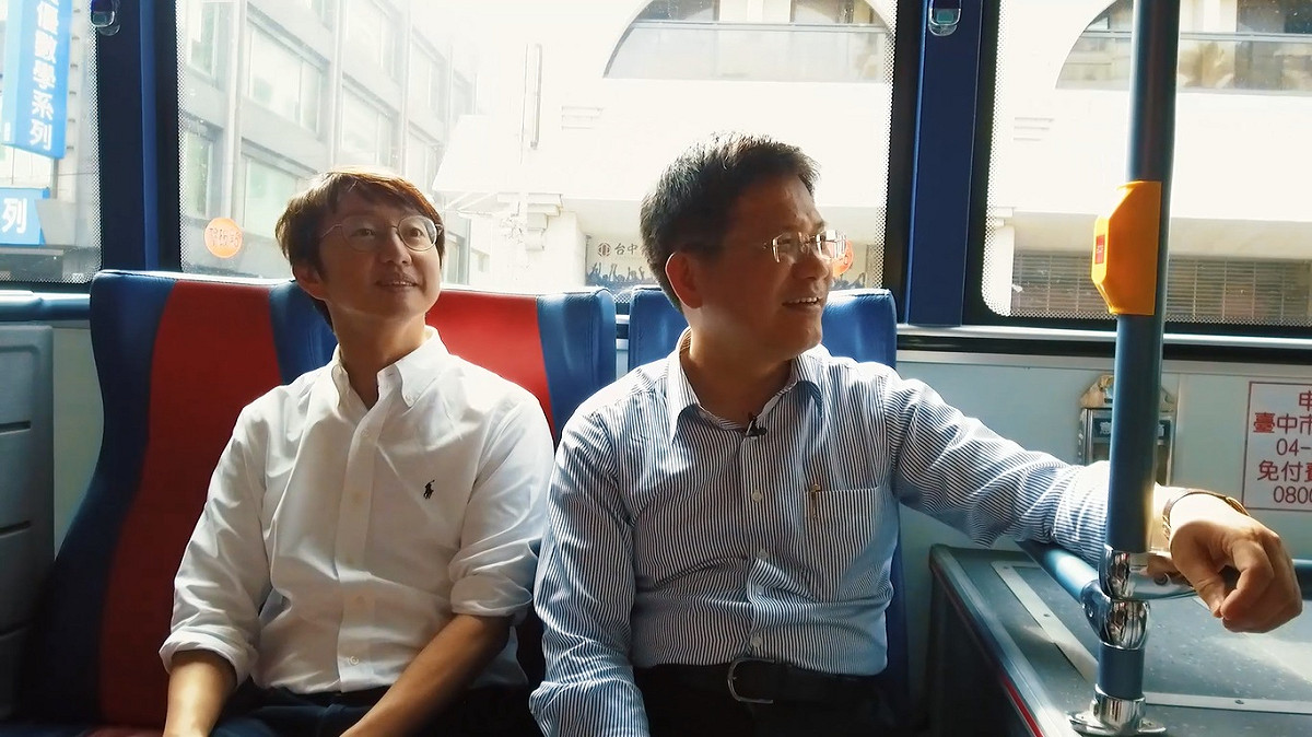 林佳龍從台中火車站出發，搭乘10公里免費公車前往市役所。 圖：台中市政府/提供
