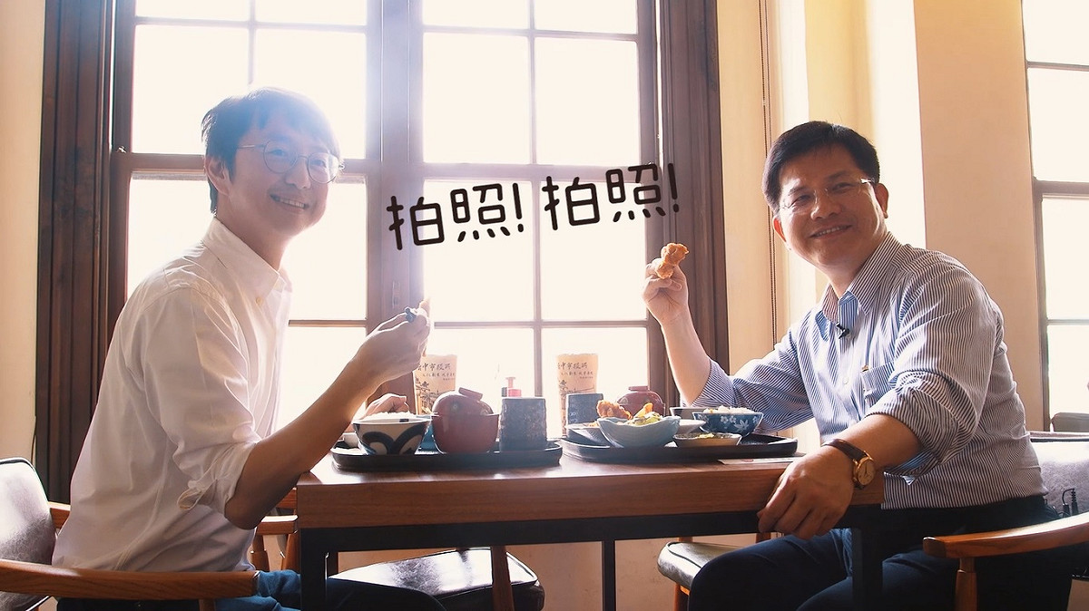 林佳龍大啖台中美食。 圖：台中市政府/提供
