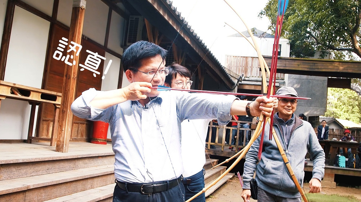 林佳龍在刑務所演武場學習射箭。 圖：台中市政府/提供