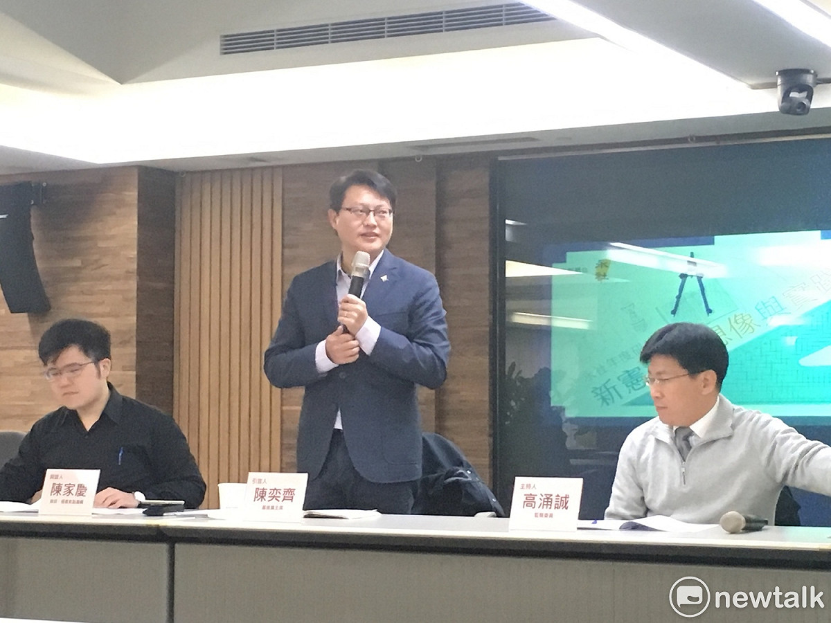 談及為何要制定新憲法時，基進黨主席陳奕齊形容，台灣現況是「政府以上，國家未滿」，要透過制憲斬斷與中華民國的牽連，讓政府與國家一致化。 圖：黃韋銓/攝