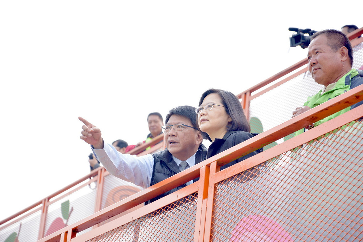 總統蔡英文協屏東縣長潘孟安到現場參加開幕活動。 圖：屏東縣政府/提供