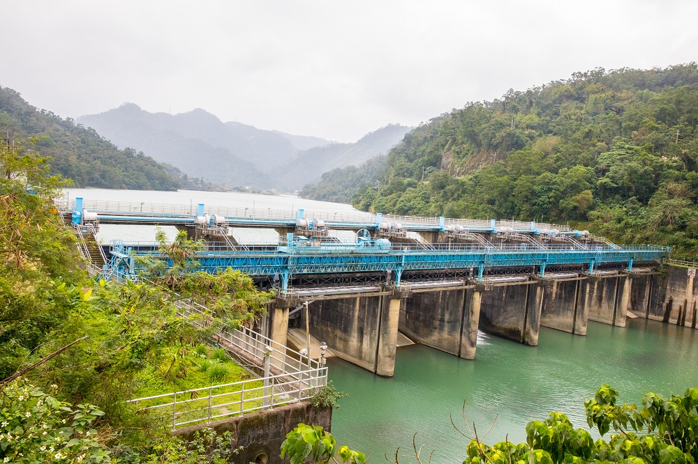 小粗坑發電廠具有百年歷史，在這能沿路欣賞綠意盎然的竹林與水清碧綠的青潭堰。 圖：新北市觀旅局提供