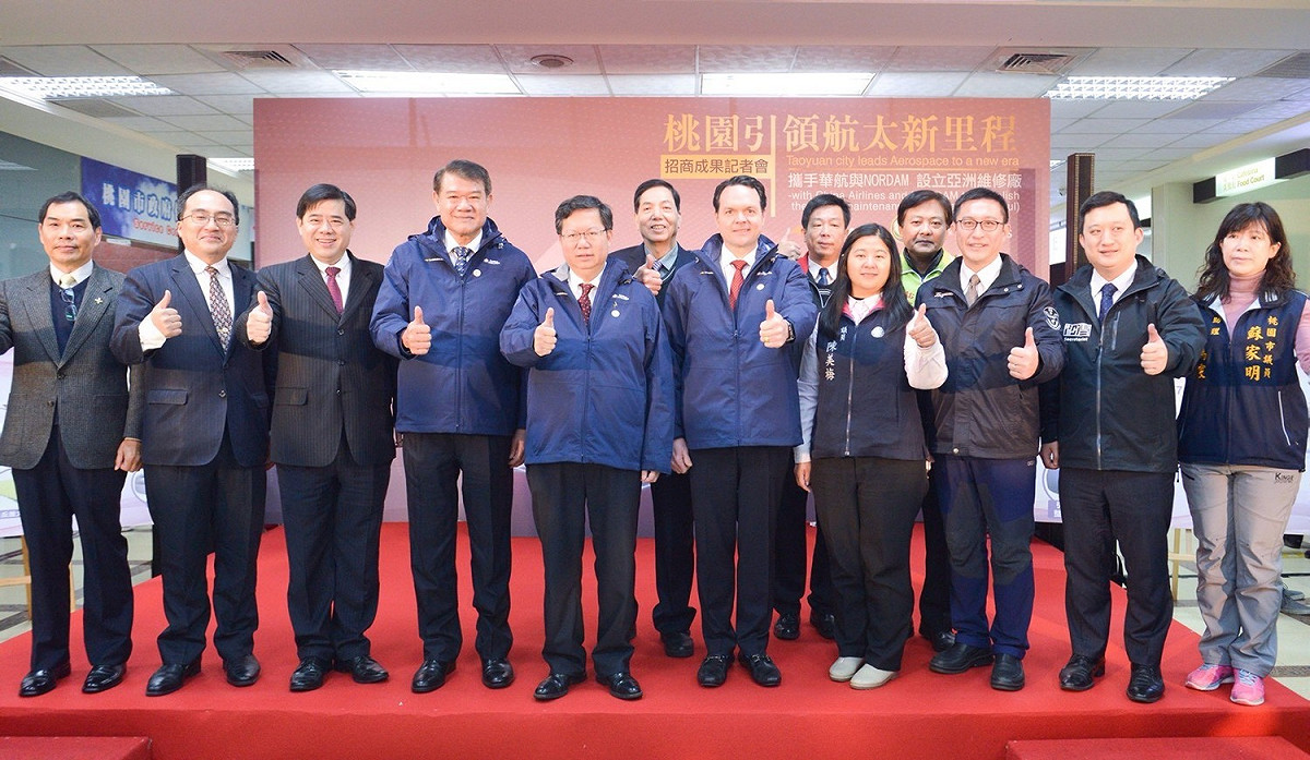 出席「桃園引領航太新里程—攜手華航與NORDAM設立亞洲唯一維修廠」記者會的除了桃園市長鄭文燦外，還有立委鄭寶清、桃園市議員陳美梅、市府經發局長朱松偉、觀旅局長楊勝評、都發局長盧維屏、地政局長陳錫禎、秘書處長顏子傑、研考會主委詹賀舜、桃園捷運公司總經理陳凱凌、桃園航空城公司總經理許又銘、桃園市工商發展投資策進會總幹事陳靜航、中華航空公司董事長何煖軒、美商NORDAM航太集團執行長T. Hastings Siegfried、經濟部工業局長呂正華、外交部北美司長陳立國均出席宣布記者會活動。 圖：桃園市政府/提供