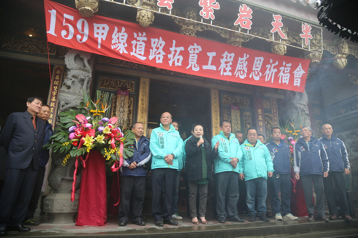 今(3)日張花冠協張明達與林清根至半天岩紫雲寺上香，也向廟方致贈感謝狀。 圖：嘉義縣政府/提供