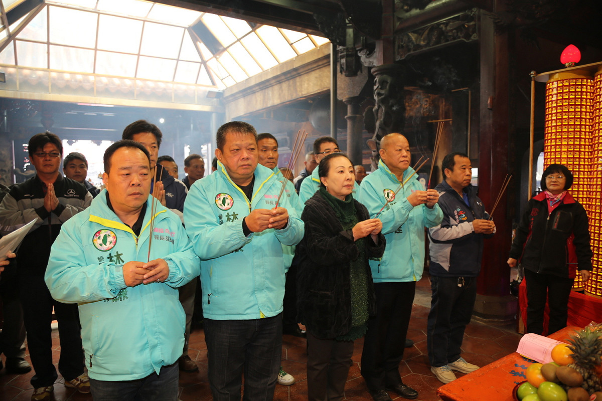 今(3)日張花冠協張明達與林清根至半天岩紫雲寺上香，為拓寬工程祈福。 圖：嘉義縣政府/提供