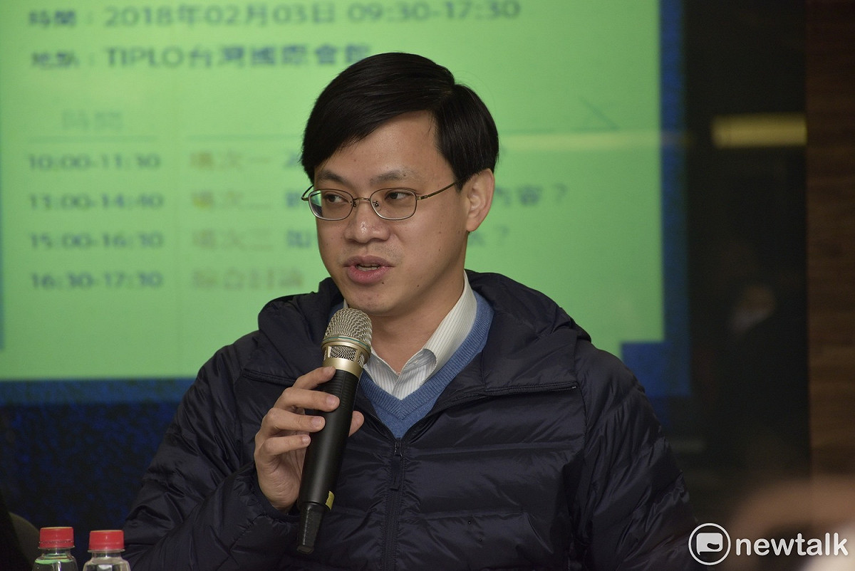 縣市議員選舉將於年底舉行，外傳民進黨中央於北市中正、萬華區中傾全力支持吳沛憶。對此，立法院長蘇嘉全秘書、欲參選該區的蘇緯政說，吳沛憶自認曾在黨內擔任發言人，因此在看板上寫「小英栽培」，若只要曾在黨部、黨內工作，都跟小英有關，「那我也是小英栽培！」 圖：黃韋銓/攝