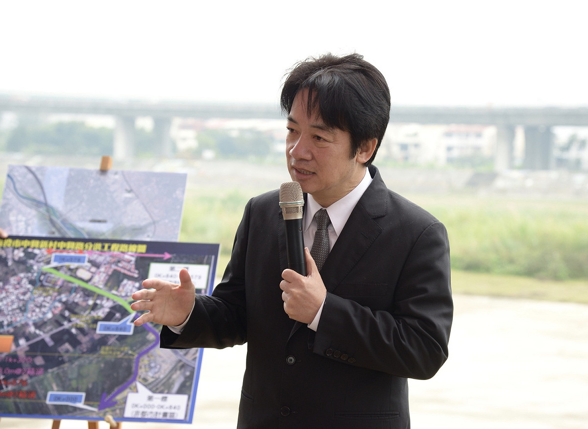 行政院長賴清德今 (3) 天來到台南參加參加南鐵照顧住宅完工儀式，他在記者會上表示，這一路走來他遇到不少反對與攻擊，能夠走到這裡真的非常不容易，他說「痛苦會過去，美麗會留下來」。 圖:翻攝自行政院