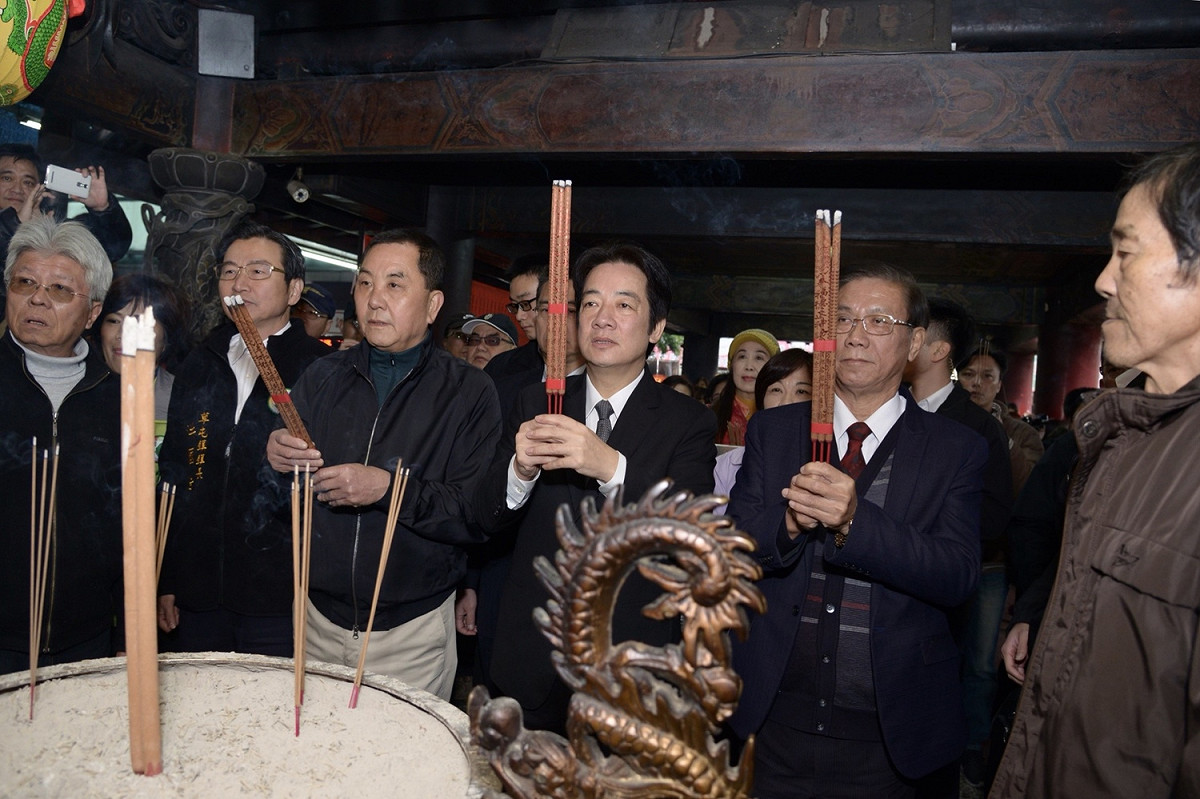 賴清德今天回南下除了參加南鐵照顧住宅完工典禮外，還去南投縣竹山紫南宮參拜祈福，並赴貓羅溪視察前瞻基礎建設「城鎮之心」及「水環境工程改善」計畫執行情形。 圖:翻攝自行政院