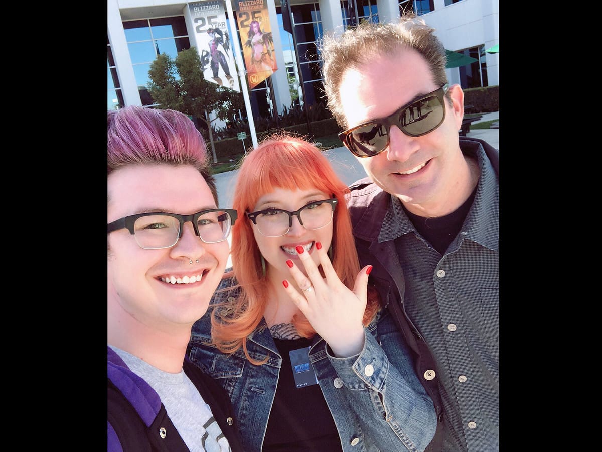 在遊戲總監Jeff Kaplan(右)的協助下，Chris(左)順利和Dominique(中)求婚成功。 圖：翻攝自coeurdartichaut