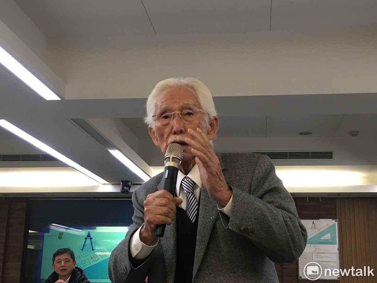 永社今（3）日舉辦「新憲法的想像與實踐」年度研討會，聚焦台灣制憲以及台獨議題，總統府資政辜寬敏也出席，研討會尾聲他受邀發言表示，推動制憲獨立的時機應該要到了，因爲自己推動台獨已經50幾年，想說是否可以替台灣同胞做什麼事，「但今天我們還坐在這開會」，討論台灣要叫什麼名字？實在慚愧。 圖：黃韋銓/攝