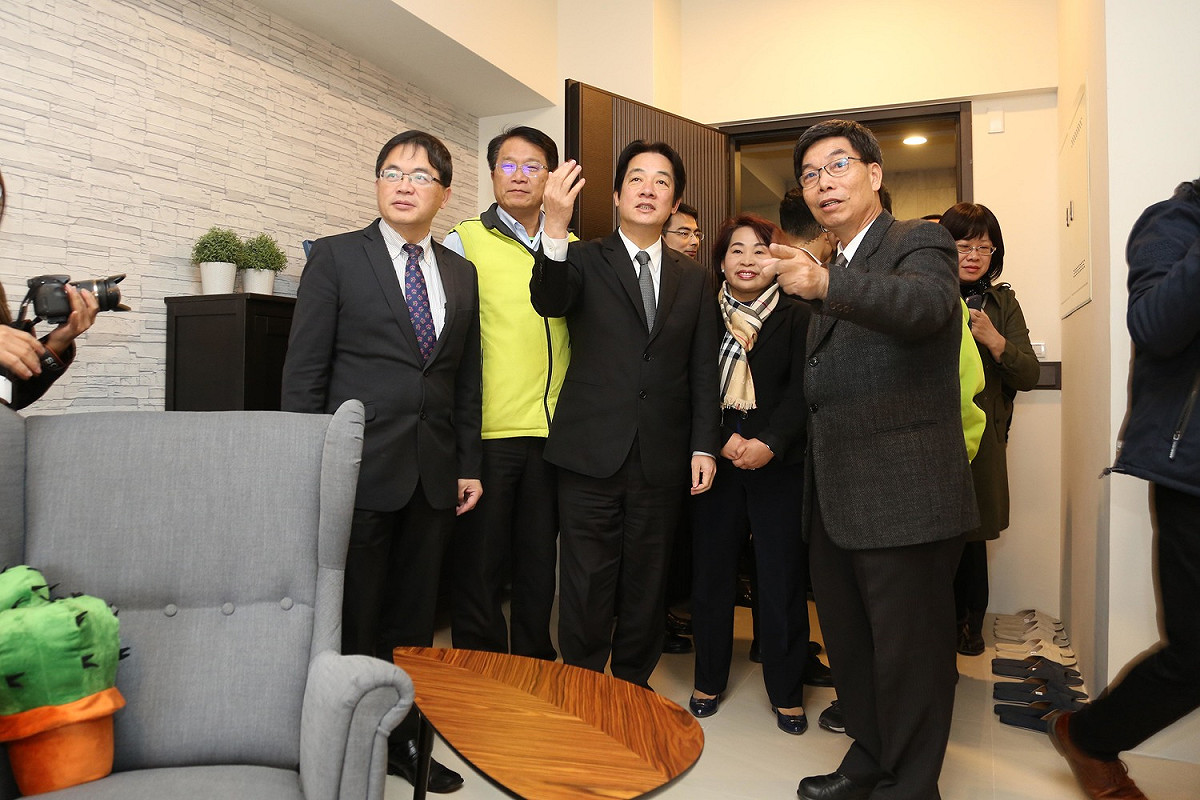 賴清德還是台南市長時就一直在爭取南鐵地下化事宜，為了提供受影響的民眾一個安居的家，決定在104年興建南鐵地下化專案照顧住宅，目前已完成照顧住宅登記有215戶，預計最快農曆年後可以交屋。 圖：行政院/提供
