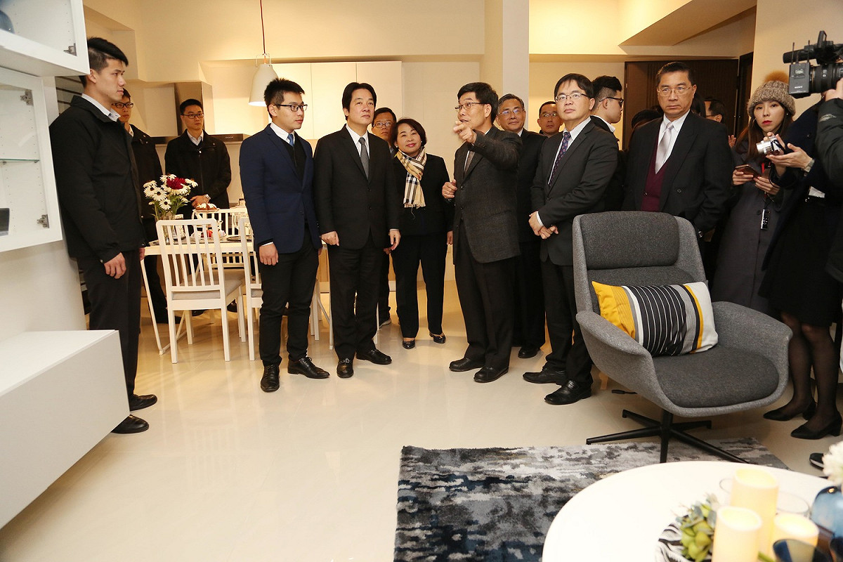 照顧住宅完工是台南前進的證明，賴清德表示，痛苦會過去，美麗會留下來，也呼籲各首長，推動重大建設就必須有承擔各種攻擊的準備，更重要的是要把事情做好。 圖：行政院/提供