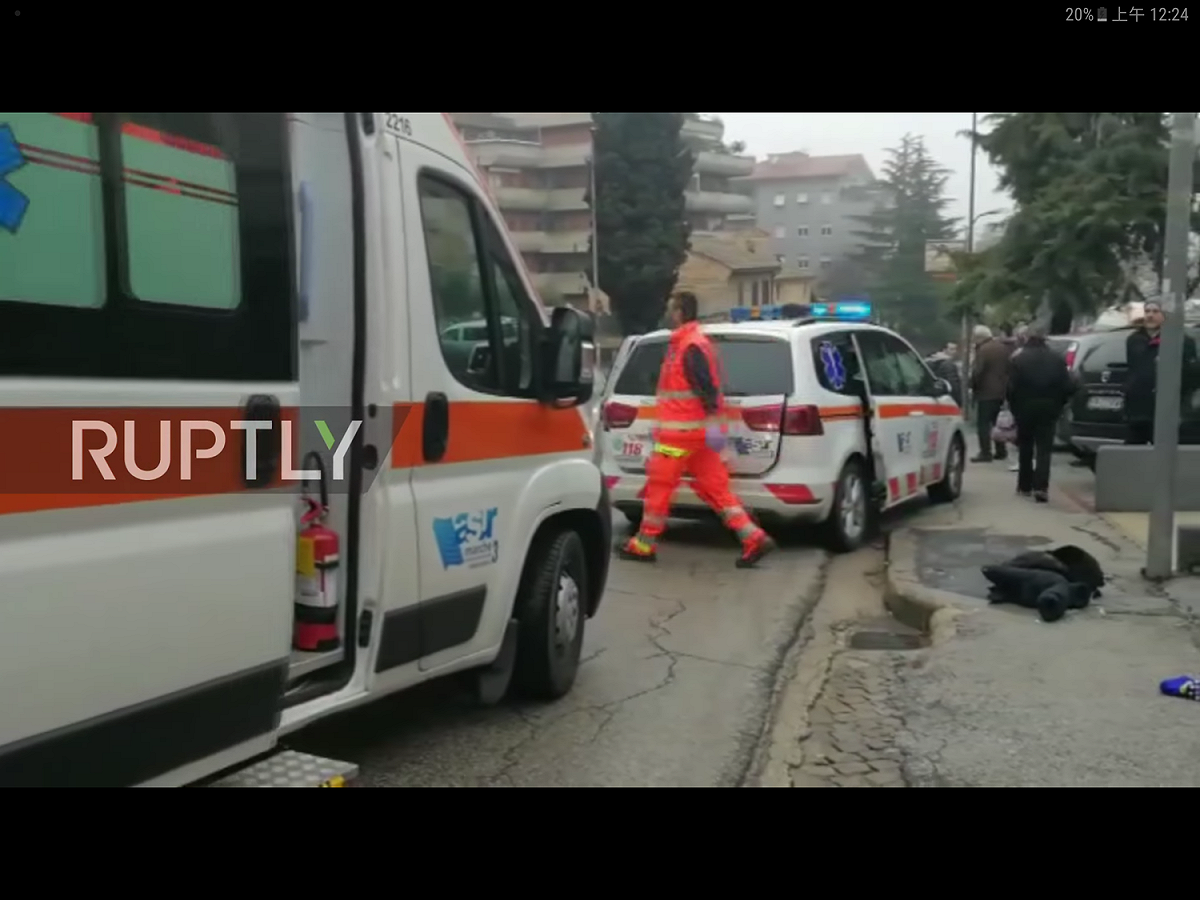 事件發生在人口4萬3000人的義大利中部城市馬切拉塔（Macerata），至少6人遭槍擊受傷，其中4人傷勢嚴重，傷者中有1名女性。 圖：翻攝自Youtube
