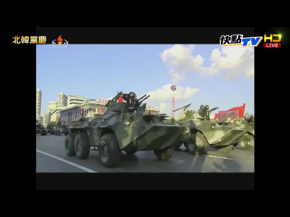 外媒稱，衛星照片顯示，北韓軍隊和裝甲車輛似乎正進行閱兵排演。批評人士指控北韓，刻意調整閱兵日期以圖破壞冬奧的氣氛。圖為2015年10月10日北韓勞動黨建黨七十週年紀念日，最高領導人金正恩上任以來第五次閱兵式。 圖：翻攝自Youtube