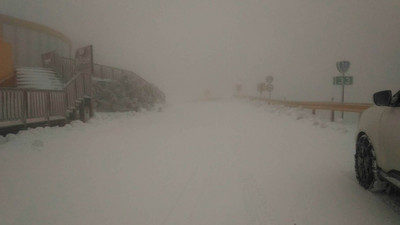 寒流配合水氣，氣溫維持攝氏零度以下，合歡山4日仍呈現銀白雪國美景，預料一整天都有假日追雪潮，公路總局提醒，路面結冰，車輛須加掛雪鏈。 圖/中央社