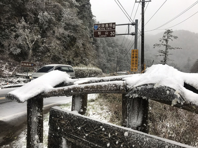 宜蘭大同鄉思源埡口路段降下冰霰。 圖/中央社