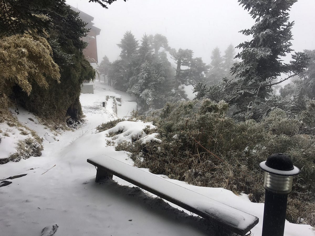 排雲山莊山區今晨持續下雪，目前積雪約10公分。 圖：玉管處提供