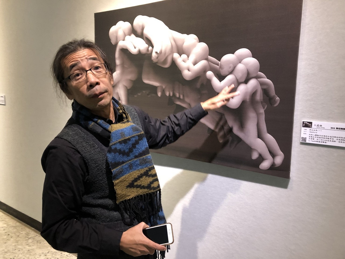 創作者王建雄與藝術作品。 圖：桃園市文化局/提供