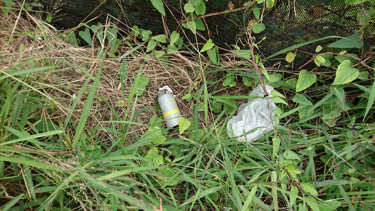 左營區華泰路330巷內空地有民眾發現疑似煙霧彈。 圖：高雄市消防隊/提供
