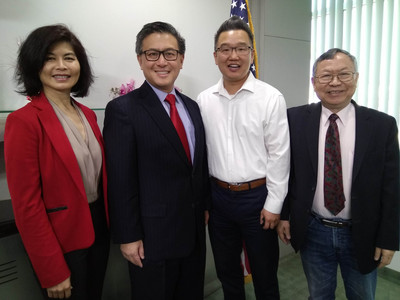 台裔加州財務長、加州州長參選人江俊輝（左2）4日接受旅美台裔科學家劉登凱博士（右1）專訪。 圖 : 中央社