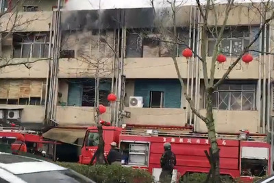 宜蘭縣頭城鎮一棟民宅4日下午發生火警，濃煙不斷從屋內竄出，一度影響附近國道5號行車視線。 圖 : 民眾提供