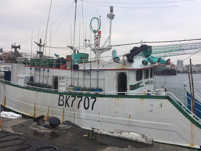 檢警、海巡2日在高雄外海查獲一艘漁船走私毒品，在漁船冰櫃底部夾層找到高純度K他命逾千公斤，市價新台幣30多億元，並逮捕陳姓船長及5名印尼籍船員。 圖 : 高雄地檢署/提供