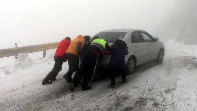 連日大雪，合歡山台14甲線小風口至武嶺段，上下坡路布滿破碎冰面和厚重雪堆，彷彿一片廣大溜冰場，3天來警方協助上百輛車脫困，民眾豎起大拇指感謝。 圖：花蓮新城分局提供