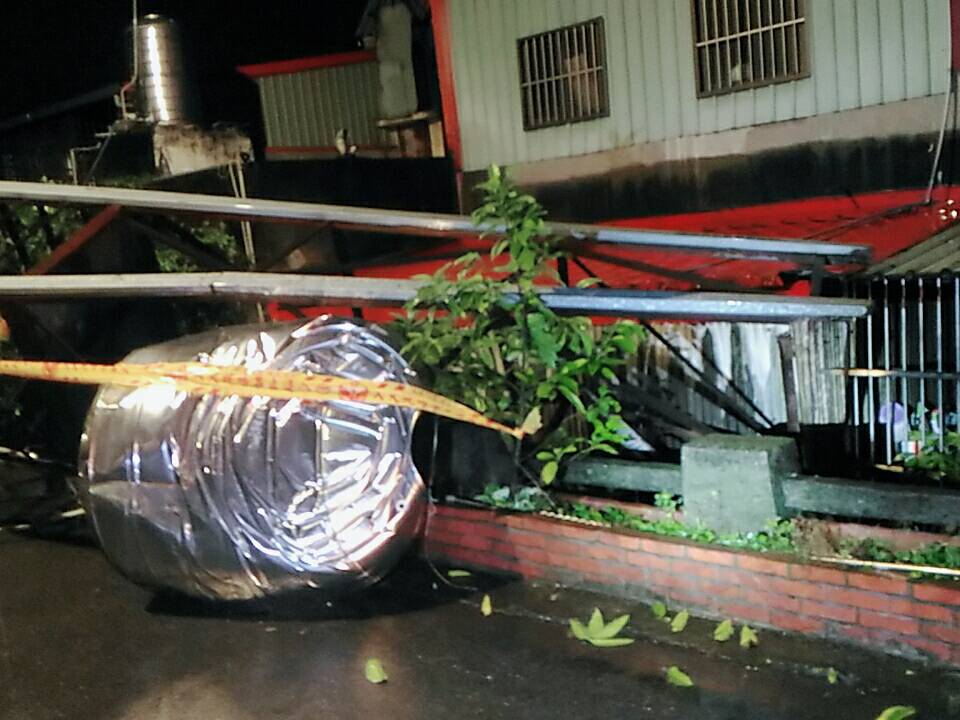 新北市鶯歌區，出現一起因地震將水塔震落倒塌在道路中。 圖：新北市消防局提供