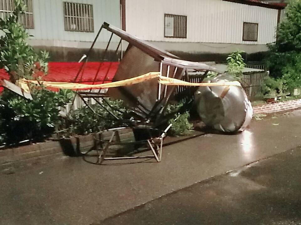 由於這次地震搖晃劇烈，鶯歌區國際二路上一座重達2噸的水塔，從大約2層樓高度傾倒。 圖：新北市消防局提供