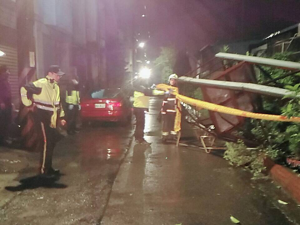 目前水塔倒塌沒有造成人員受傷，警消獲報後前往查看，已拉起封鎖線禁止人員靠近。 圖：新北市消防局提供