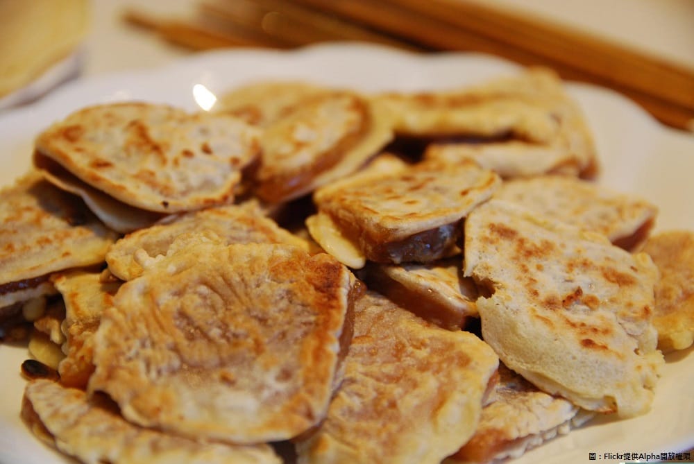 很多人喜歡炸年糕，裹粉下去炸外皮酥酥脆脆，這會讓年糕吸了非常多的油脂，增加很多的熱量。 圖：Flickr提供Alpha開放權限