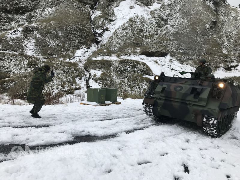 陸軍586旅派遣CM21裝甲運兵車進駐武嶺，協助執行孤困旅客撤離、物資運送、道路破冰及故障車輛拖救等任務。官兵將全天候隨時待命，保障民眾生命財產安全。 圖：軍聞社提供