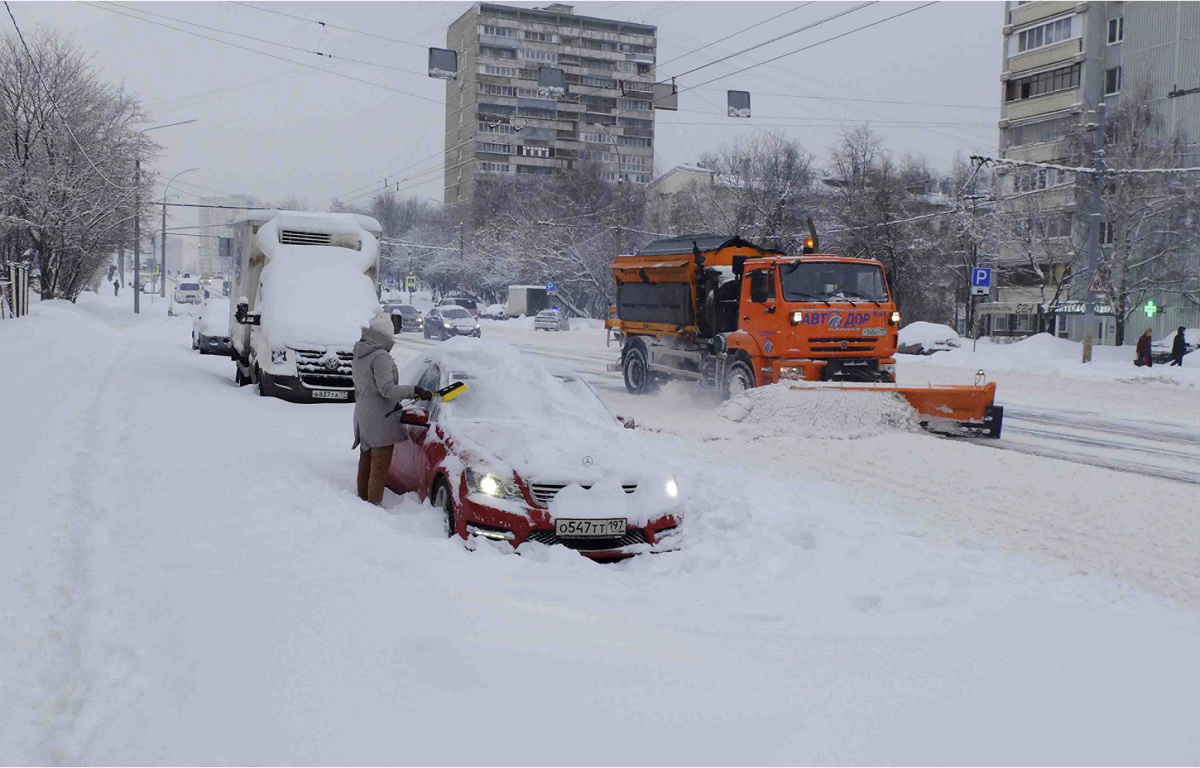 俄國氣象局表示，莫斯科24小時內的降雪量，已逾每月平均降雪量的一半，莫斯科今天上午已被厚度達43公分的積雪覆蓋。
 圖：達志影像/美聯社