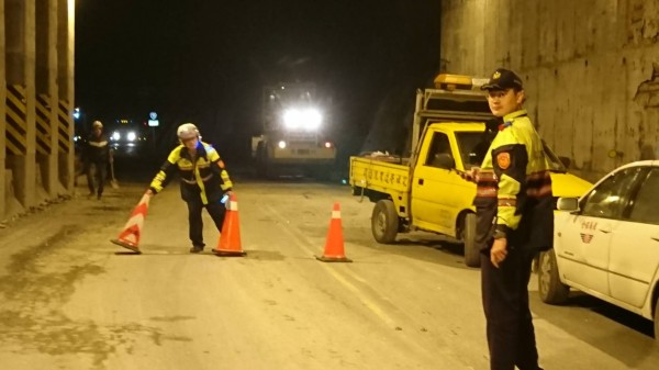 地震後蘇花公路164公里附近發生落石，花蓮縣新城警分局派出和平所警員在場管制通行。 圖：花蓮縣新城警分局提供