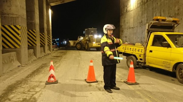 地震後蘇花公路164公里附近發生落石，於4日晚間11點42分清除完畢，花蓮縣新城警分局派出和平所長王祝光、警員潘品宏在場管制通行， 圖：花蓮縣新城警分局提供