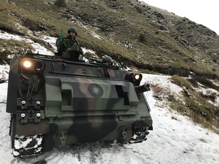 陸軍586旅派遣CM21裝甲運兵車進駐武嶺，協助執行孤困旅客撤離、物資運送、道路破冰及故障車輛拖救等任務。官兵將全天候隨時待命，保障民眾生命財產安全。 圖：翻攝自國防部發言人臉書