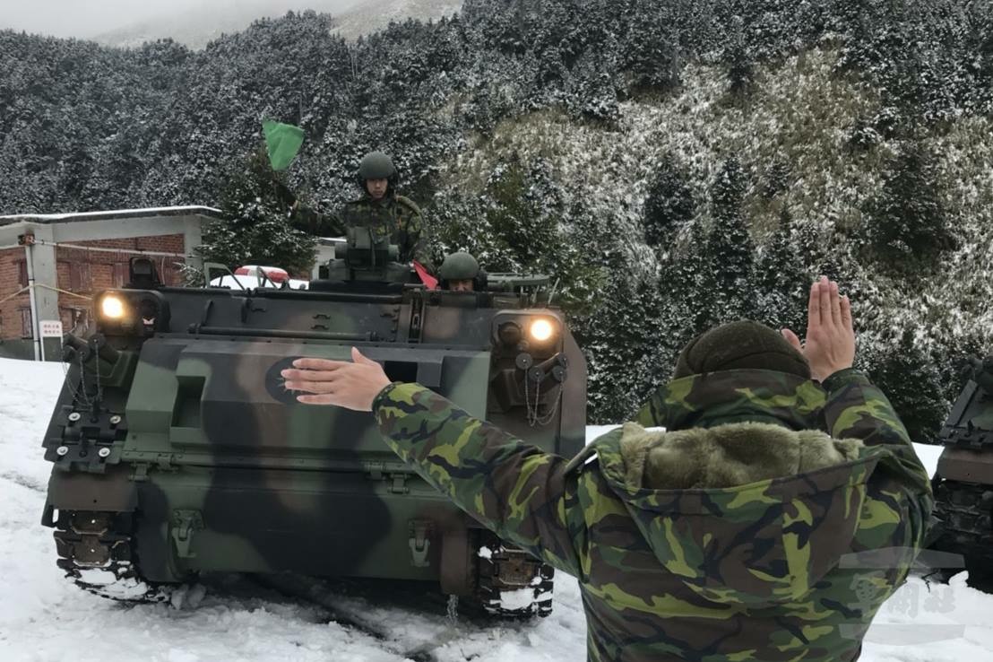 陸軍586旅派遣CM21裝甲運兵車進駐武嶺，協助執行孤困旅客撤離、物資運送、道路破冰及故障車輛拖救等任務。官兵將全天候隨時待命，保障民眾生命財產安全。 圖：翻攝自國防部發言人臉書