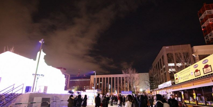 第69屆北海道札幌雪祭5日上午即將開幕，台灣今年在大通公園主會場展出舊台中車站冰雕作品，昨天晚間點燈，冰雕中透出綠黃紫等顏色，吸引遊客駐足拍照。 圖：中央社