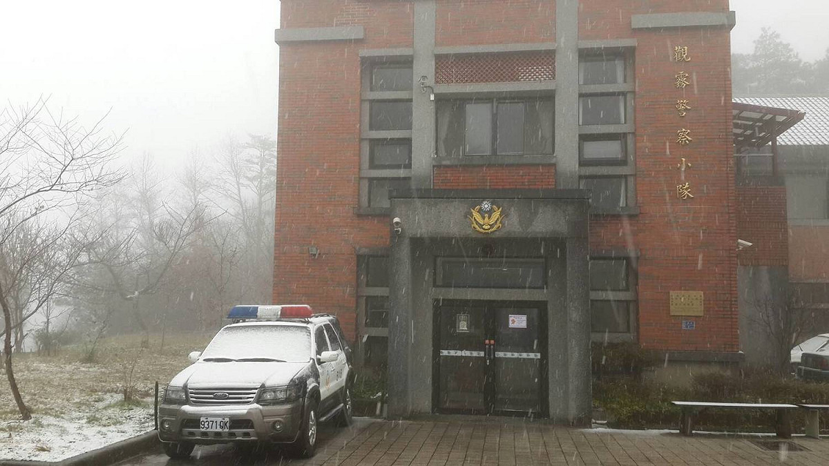保七總隊第五大隊表示，為求交通安全，想上山的車輛需加掛雪鏈才能放行。 圖：《保七總隊》FB提供