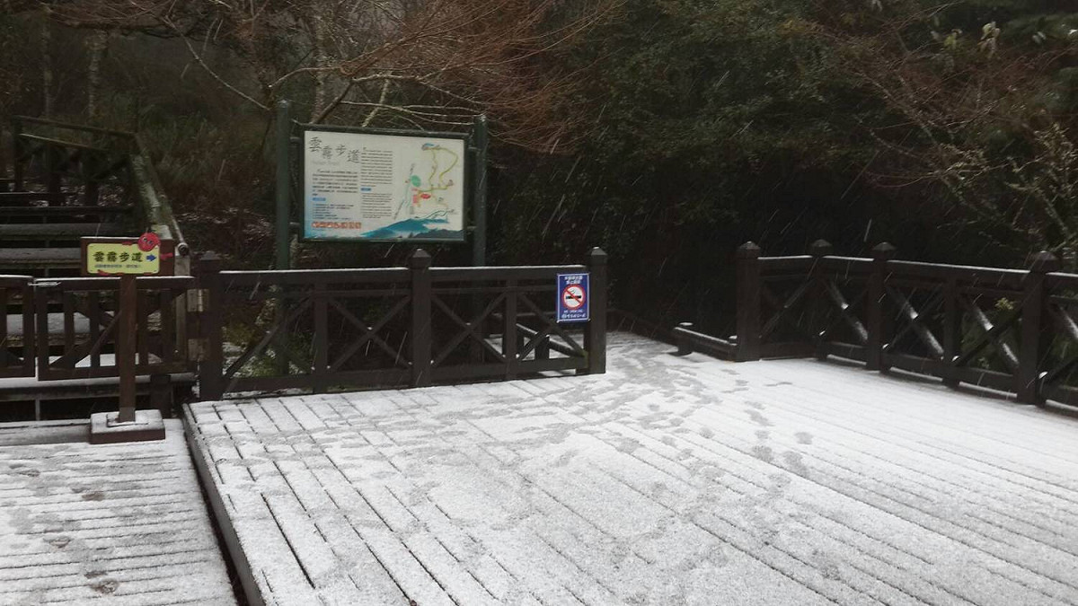 當路面開始積雪，上山遊客車輛則需要加掛雪鏈，以確保行車安全。 圖：《保七總隊》FB提供