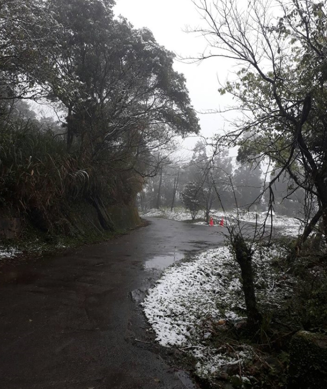 寒流發威，新北市烏來區信福路120巷稍早降下今年第一場雪。 新店警好讚／翻攝官方臉書