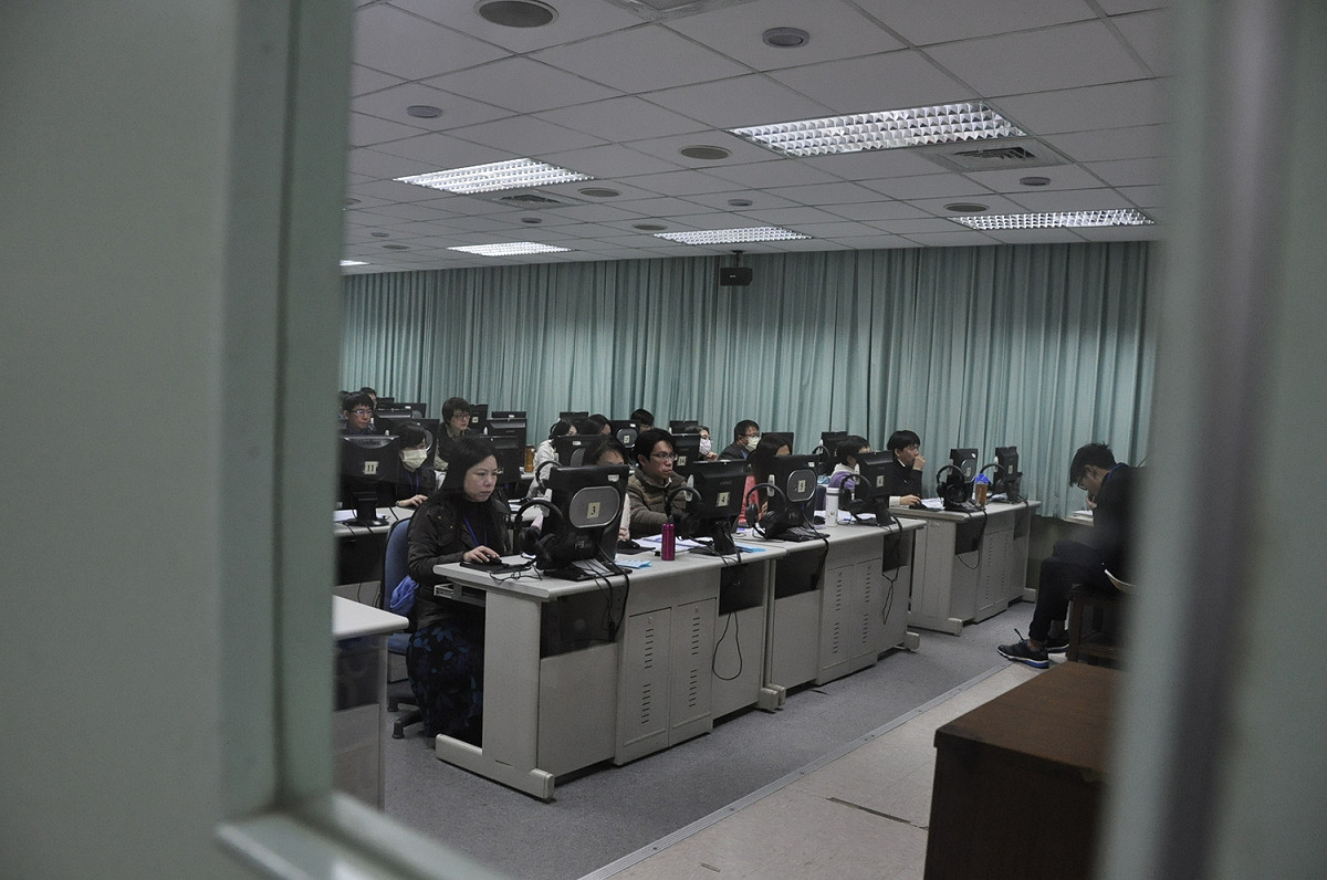 大學學測國文與英文科非選擇題試卷，2月2日展開閱卷，大考中心今天公布閱卷標準。  圖:陳香蘭／攝