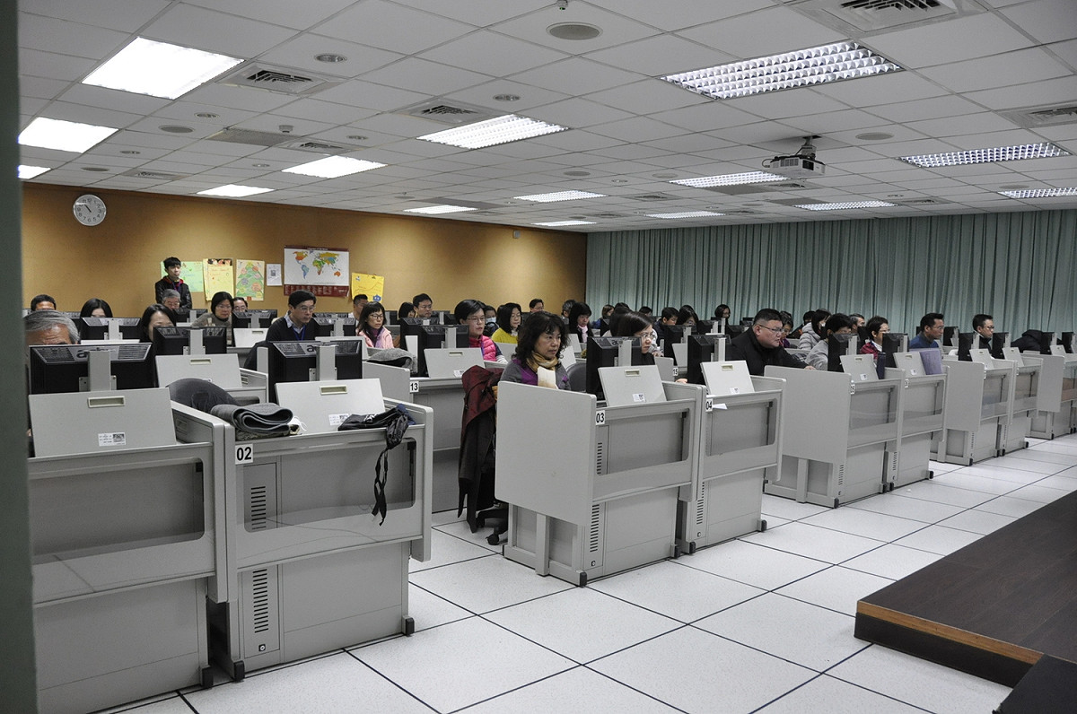 大學學測人工閱卷閱卷，有351位大學國文、英文老師協助閱卷工作。 圖:陳香蘭／攝