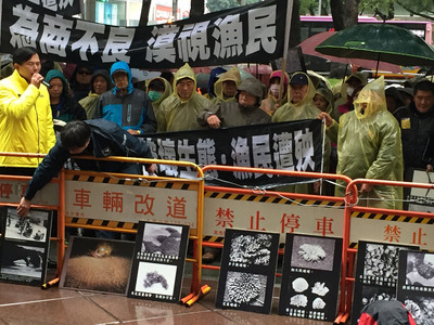 德翔貨輪油污　金山漁會抗議求償德翔台北貨輪105年在石門外斷裂漏油，金山區漁會委託學界調查漁場一年損失約1.76億元，5日上午號召400多名漁民前往德翔海運總公司抗議求償。 圖 : 中央社