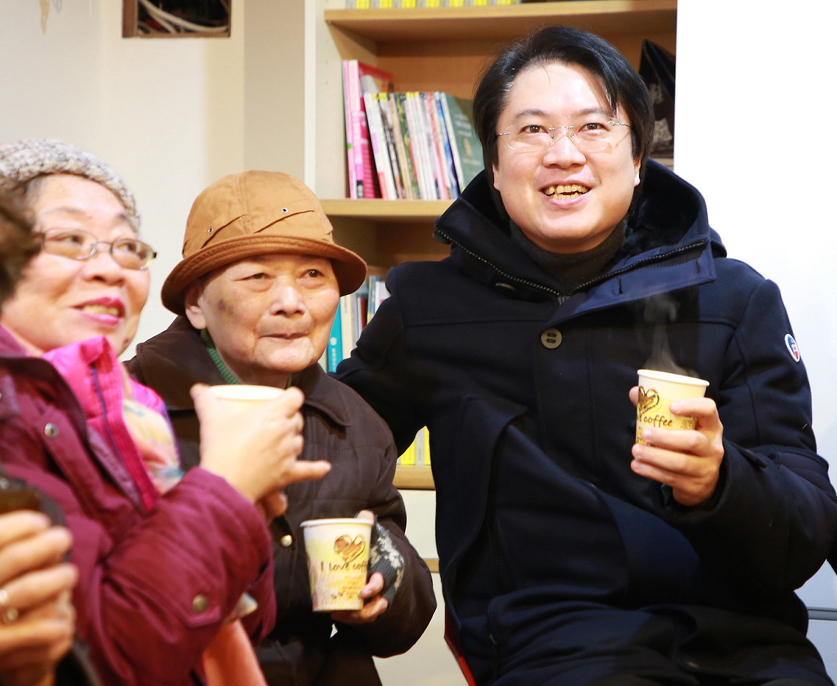 基隆市長林右昌今（5）日參加基隆第三處東信C級巷弄長照站揭牌儀式。 圖：基隆市政府 / 提供