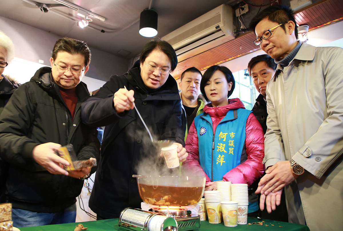 林右昌現場烘煮福園茶和長輩分享。 圖：基隆市政府 / 提供