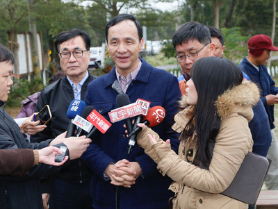 新北市長朱立倫（中）5日走訪高雄中崎農產運銷合作社。 圖 : 中央社