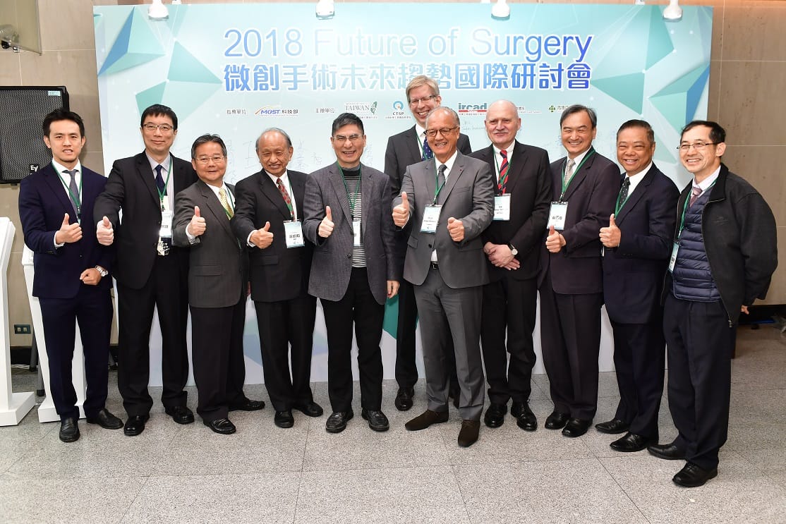 今日「Future of Surgery微創手 術未來趨勢研討會」論壇大合照。 左起：秀傳亞洲遠距微創中心黃士維院長、秀傳醫院李佩淵院長、中部科學園區管理陳銘煌局長、秀傳醫療體系黃明和總裁、科技部陳良基部長、西門子健康醫療集團外科部門總經理Peter Seitz、法國微創手術中心(IRCAD)總裁Jacques Marescaux、卡爾史托斯(Karl Storz)執行總裁PeterSolleder、科技部蘇芳慶次長、醫百科技黃大可董事長、秀傳醫療體系古鳴洲副總裁 圖：科技部提供