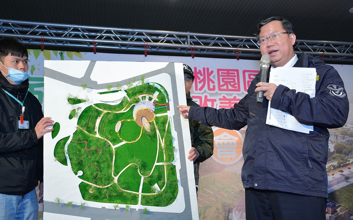 桃園市長鄭文燦今（5）日下午出席「桃園區風禾公園改善工程地方說明會」，鄭文燦說，風禾公園原為防災型公園，市府將活化其景觀休閒功能，規劃溜滑梯、休憩無障礙步道、圓形劇場等設施；同時打造親水綠帶，在完成各項改造工程後，就能在此舉辦更多活動。 圖:桃園市府提供