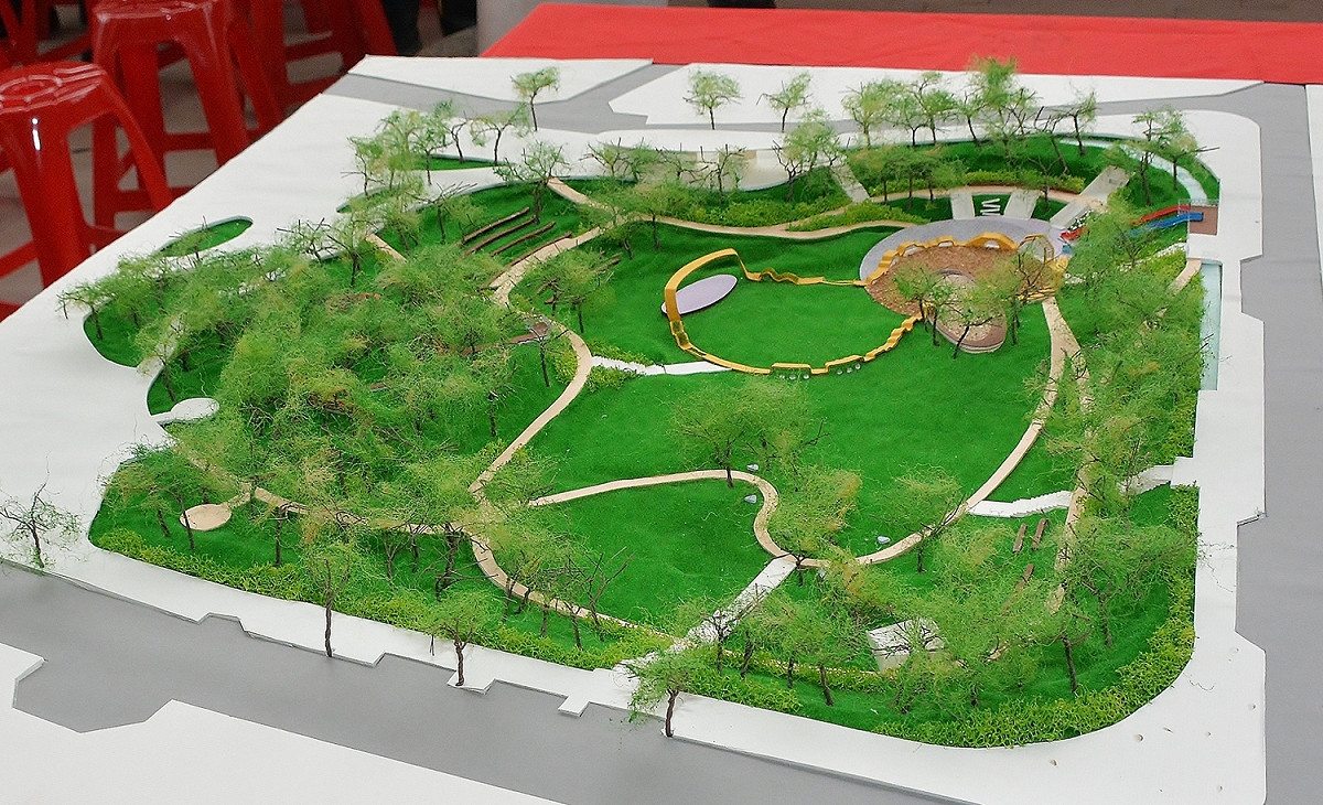 桃園市長鄭文燦今（5）日下午出席「桃園區風禾公園改善工程地方說明會」，鄭文燦說，風禾公園原為防災型公園，市府將活化其景觀休閒功能，規劃溜滑梯、休憩無障礙步道、圓形劇場等設施；同時打造親水綠帶，在完成各項改造工程後，就能在此舉辦更多活動。 圖:桃園市府提供